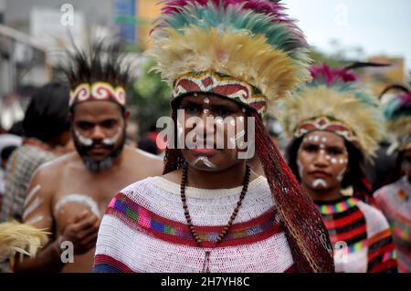 Jakarta, Indonesien - 4. März 2018 : einer der Stämme aus Papua in traditioneller Kleidung nimmt an einem kulturellen Karneval auf Indonesisch Teil Stockfoto