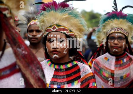Jakarta, Indonesien - 4. März 2018 : einer der Stämme aus Papua in traditioneller Kleidung nimmt an einem kulturellen Karneval auf Indonesisch Teil Stockfoto