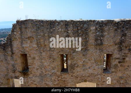 Wände eines Gebäudes mit Fenstern im Inneren der Burg von Saint George, in Kefalonia, Griechenland Stockfoto