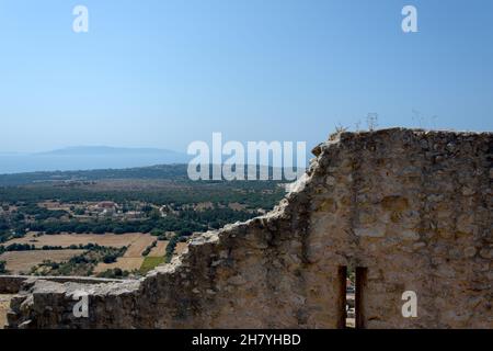 Blick über die Mauern eines Gebäudes im Inneren der Burg von Saint George, in Kefalonia, Griechenland Stockfoto