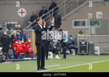 Mailand, Italien. 24th. November 2021. Italien, Mailand, 24 2021. november: Simone Inzaghi (Inter-Managerin) gibt Ratschläge von der Bank in der zweiten Hälfte während des Fußballspiels FC INTER vs SHAKHTAR DONETSK, UCL 2021-2022 day5, San Siro Stadion (Foto von Fabrizio Andrea Bertani/Pacific Press) Quelle: Pacific Press Media Production Corp./Alamy Live News Stockfoto