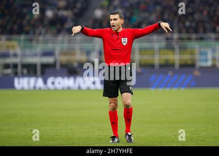 Mailand, Italien. 24th. November 2021. Italien, Mailand, 24 2021. november: Ovidiu Hategan (Schiedsrichter) gibt den Spielern in der ersten Halbzeit während des Fußballspiels FC INTER vs SHAKHTAR DONETSK, UCL 2021-2022 day5, San Siro Stadion Ratschläge (Foto: Fabrizio Andrea Bertani/Pacific Press) Quelle: Pacific Press Media Production Corp./Alamy Live News Stockfoto