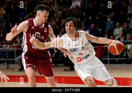 Belgrad. 25th. November 2021. Der serbische Milos Teodosic (R) wetteiferte mit dem lettischen Rodions Kurucs während des ersten Qualifikationsspiels der FIBA-Weltmeisterschaft zwischen Serbien und Lettland am 25. November 2021 in Belgrad, Serbien. Kredit: Predrag Milosavljevic/Xinhua/Alamy Live Nachrichten Stockfoto