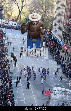 Die Macy's Thanksgiving Day Parade in der Nähe des Central Park South, über der 6th Avenue, in Midtown am 25. November 2021 in New York City. MM/Abaca Stockfoto