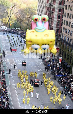 Die Macy's Thanksgiving Day Parade in der Nähe des Central Park South, über der 6th Avenue, in Midtown am 25. November 2021 in New York City. MM/Abaca Stockfoto