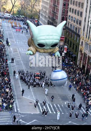 Die Macy's Thanksgiving Day Parade in der Nähe des Central Park South, über der 6th Avenue, in Midtown am 25. November 2021 in New York City. MM/Abaca Stockfoto
