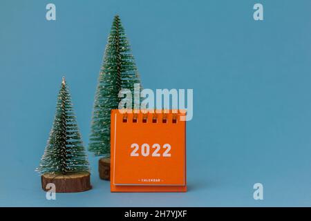 Kalender für das neue Jahr 2022. Desktop-Kalender auf blauem Hintergrund Stockfoto