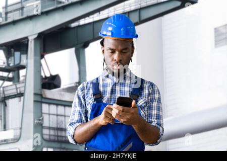 Industrieingenieur Männlich Person, Die Technologie Verwendet. Inspektor Am Standort Stockfoto