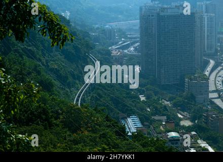 Im Goose Ridge Park, ein weiter Blick auf die Bahnlinie und Hochhäuser Stockfoto