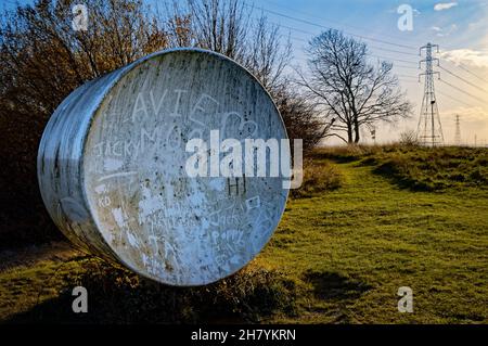 Akustischer Spiegel im Wat Tyler Country Park, ehemals Standort der 1891 von Alfred Nobel gegründeten Pitsea Explosives Factory Stockfoto