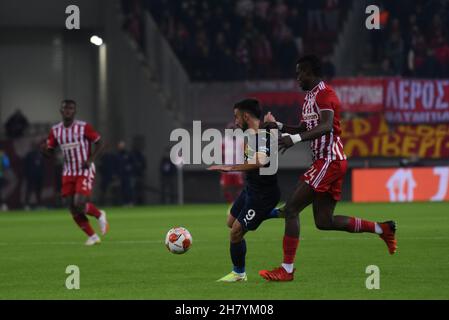 Athen, Griechenland. 25th. November 2021. Bemühungen von Diego Rossi (Nr. 9) von Fenerbahçe, unter dem Druck von Ousseynou Ba (Nr. 24) von Olympiacos. (Phot von Dimitrios Karvountzis/Pacific Press) Quelle: Pacific Press Media Production Corp./Alamy Live News Stockfoto