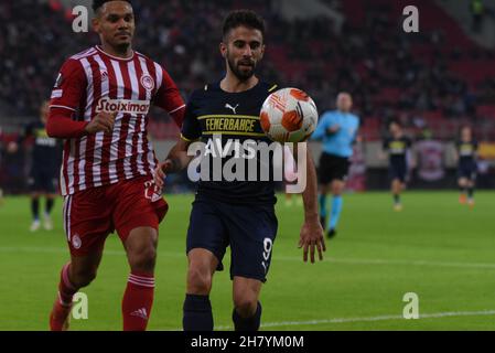 Athen, Griechenland. 25th. November 2021. Bemühungen von Diego Rossi (Nr. 9) von Fenerbahçe, unter dem Druck von Kenny Lala (Nr. 27) von Olympiatcos. (Phot von Dimitrios Karvountzis/Pacific Press) Quelle: Pacific Press Media Production Corp./Alamy Live News Stockfoto