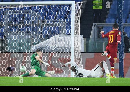 Stadio Olimpico, Rom, Italien. 25th. November 2021. Europa Conference League Football Roma gegen Zorya Lugansk: Carles Perez von AS Roma schießt und erzielt sein Tor für 1-0 in der 15th-minütigen Gutschrift: Action Plus Sports/Alamy Live News Stockfoto