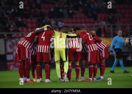 Athen, Attiki, Griechenland. 25th. November 2021. Die Spieler von Olympiacos wenige Minuten vor dem Anpfiff. (Bild: © Dimitrios Karvountzis/Pacific Press via ZUMA Press Wire) Stockfoto