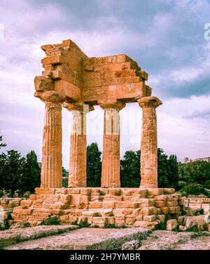 Die Ruinen des Tempels von Dioscuri im Tal der Tempel, in Akragas, einer antiken griechischen Stadt auf dem Gelände des modernen Agrigento, Sizilien, Italien. Stockfoto