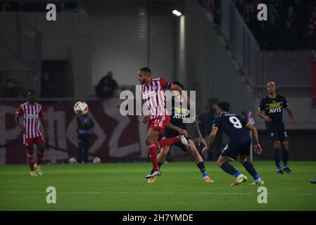 Athen, Attiki, Griechenland. 25th. November 2021. Youssef El-Arabi (Nr. 11) von Olympiacos vermeidet den Druck der Spieler von Fenerbahçe. (Bild: © Dimitrios Karvountzis/Pacific Press via ZUMA Press Wire) Stockfoto