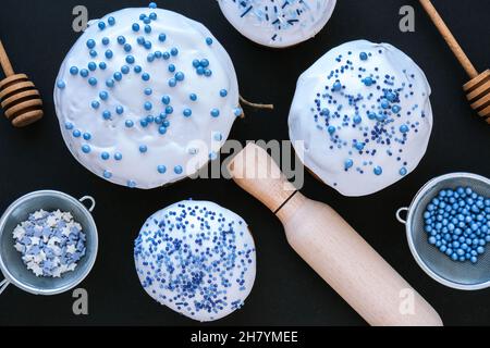 Happy Day Helle Ostern. Zutaten zum Backen von osterkuchen. Osterferien. Hausgemachter Kuchen und Eier. Kulich Festlich ostern Hintergrund Minimalismus Stockfoto