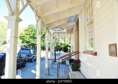 Altes Holzpostamt und Telegraph in Arrowtown. Arrowtown ist eine historische Goldgräberstadt in der Region Otago auf der Südinsel Neuseelands. Nehmen Sie Stockfoto