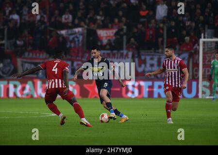 Athen, Attiki, Griechenland. 25th. November 2021. José Sosa (Nr. 5) von Fenerbahçe versucht, Mohamed Camara (Nr. 4) von Olympiacos zu vermeiden. (Bild: © Dimitrios Karvountzis/Pacific Press via ZUMA Press Wire) Stockfoto