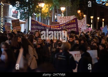 Athen, Griechenland. 25th. November 2021. Demonstranten halten Banner und Plakate und marschieren mit Parolen gegen geschlechtsspezifische Gewalt. Tausende gingen anlässlich des Internationalen Tages zur Beseitigung der Gewalt gegen Frauen auf die Straße. (Bild: © Nikolas Georgiou/ZUMA Press Wire) Stockfoto