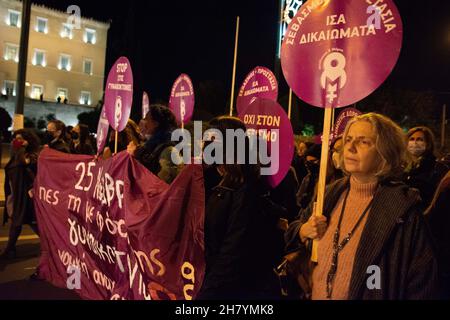 Athen, Griechenland. 25th. November 2021. Demonstranten halten Banner und Plakate und marschieren mit Parolen gegen geschlechtsspezifische Gewalt. Tausende gingen anlässlich des Internationalen Tages zur Beseitigung der Gewalt gegen Frauen auf die Straße. (Bild: © Nikolas Georgiou/ZUMA Press Wire) Stockfoto