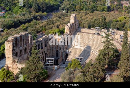 Altes Amphitheater Odeon an einem Sommertag auf der Akropolis von Athen, Griechenland Stockfoto