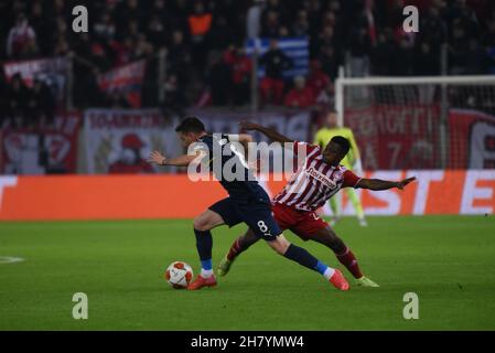 Athen, Attiki, Griechenland. 25th. November 2021. Mert Hakan Yanda? (Nr. 8) von Fenerbahçe passiert Aguibou Camara (Nr. 22) von Olympiacos. (Bild: © Dimitrios Karvountzis/Pacific Press via ZUMA Press Wire) Stockfoto