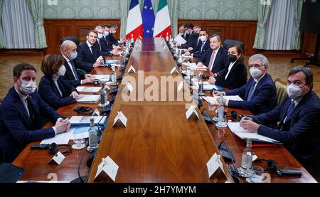 Rom, Italien. 25th. November 2021. Der italienische Premier Mario Draghi trifft den Präsidenten der Republik Frankreich Emmanuel Macron im Palazzo Chigi. Rome (Italien), November 25th 2021Photo Pool Roberto Monaldo Insidefoto Credit: Insidefoto srl/Alamy Live News Stockfoto