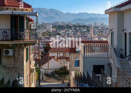 Schöne Aussicht auf die Altstadt von Split von der alten gemütlichen Straße in Split, Dalmatien, Kroatien Stockfoto