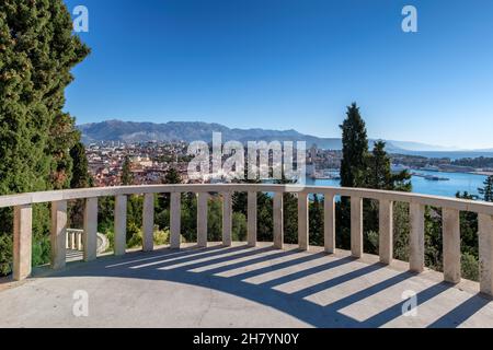 Schöne Terrasse Blick auf Marjan schöne Luftaufnahme der Altstadt von Split, Dalmatien, Kroatien Stockfoto