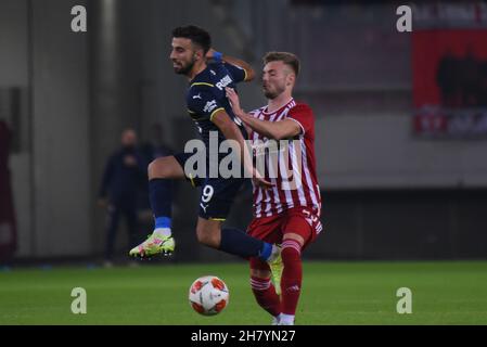 Athen, Attiki, Griechenland. 25th. November 2021. Bemühungen von Diego Rossi (Nr. 9) von Fenerbahçe, unter dem Druck von Oleg Reabciuk (Nr. 45) von Olympiacos. (Bild: © Dimitrios Karvountzis/Pacific Press via ZUMA Press Wire) Stockfoto