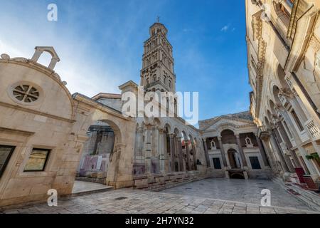 Diokletianspalast und Glockenturm in der Altstadt von Split, Kroatien. UNESCO-Weltkulturerbe. Stockfoto