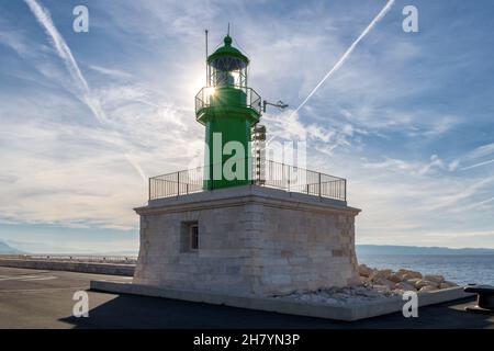 Green Split Leuchtturm im Hafen an der Adriaküste, Split, Kroatien. Stockfoto