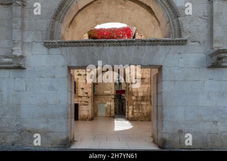 Goldenes Tor im Diokletianpalast in Split, Kroatien Stockfoto