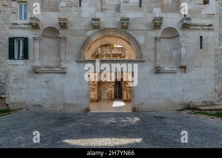 Goldenes Tor im Diokletianpalast in Split, Kroatien Stockfoto