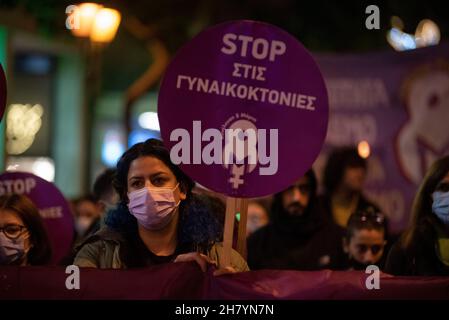 Athen, Griechenland. 25th. November 2021. Demonstranten halten Banner und Plakate und marschieren mit Parolen gegen geschlechtsspezifische Gewalt. Tausende gingen anlässlich des Internationalen Tages zur Beseitigung der Gewalt gegen Frauen auf die Straße. (Bild: © Nikolas Georgiou/ZUMA Press Wire) Stockfoto