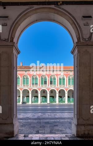 Mediterrane Architektur auf dem Altstädter Ring im Zentrum von Split, Kroatien Stockfoto