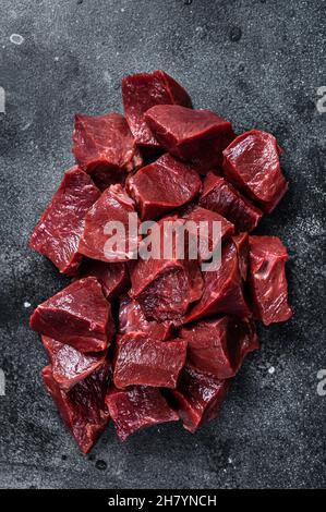 Roh geschnittenes Rind- oder Kalbsherz. Schwarzer Hintergrund. Draufsicht Stockfoto