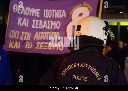 Athen, Griechenland. 25th. November 2021. Demonstranten halten Banner und Plakate und marschieren mit Parolen gegen geschlechtsspezifische Gewalt. Tausende gingen anlässlich des Internationalen Tages zur Beseitigung der Gewalt gegen Frauen auf die Straße. (Bild: © Nikolas Georgiou/ZUMA Press Wire) Stockfoto