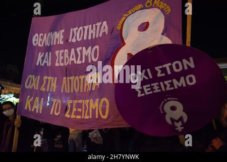 Athen, Griechenland. 25th. November 2021. Demonstranten halten Banner und Plakate und marschieren mit Parolen gegen geschlechtsspezifische Gewalt. Tausende gingen anlässlich des Internationalen Tages zur Beseitigung der Gewalt gegen Frauen auf die Straße. (Bild: © Nikolas Georgiou/ZUMA Press Wire) Stockfoto