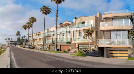 Reihe von mehrstöckigen Häusern mit angeschlossener Garage in La Jolla, Kalifornien Stockfoto