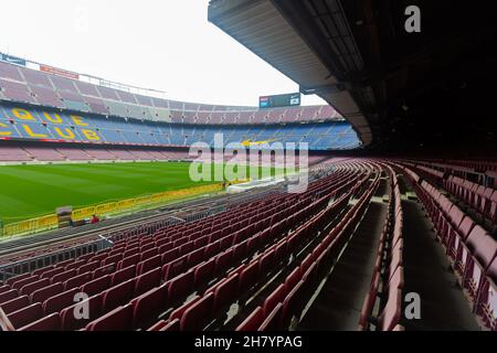 Leeres Grünfeld und Tribünen des Camp Nou in Barcelona Stockfoto