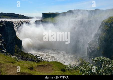 Blick auf den Dettifoss Wasserfall im spectakulären Canyon von Jökullsargljufur in Island, Teil des Vatnajökull Nationalparks Stockfoto