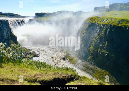 Blick auf den Dettifoss Wasserfall im spectakulären Canyon von Jökullsargljufur in Island, Teil des Vatnajökull Nationalparks Stockfoto