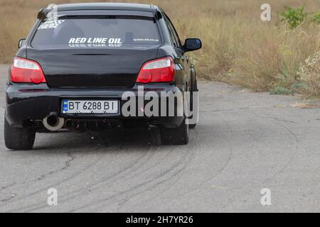 Subaru Impreza WRX STI, schwarz. STI-Subaru Tecnica International wurde 1988 gegründet und ist die Motorsportabteilung der Subaru Corporation. Bewegungsunschärfe, Unschärfe, Noi Stockfoto