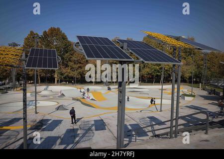 Jerewan, Armenien. 13th. November 2021. Neben einem neuen Skatepark im Circular Park in der Khaniyan Street, hinter dem Straßenmarkt „Yerevan Vernissage“ in der Innenstadt, stehen Pole mit Sonnenkollektoren. Quelle: Christian Charisius/dpa/Alamy Live News Stockfoto