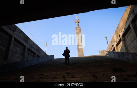 Jerewan, Armenien. 13th. November 2021. Ein Passant steht oben auf der Treppe des Yerevan Cascade Komplexes oberhalb der Innenstadt von Yerevan. Quelle: Christian Charisius/dpa/Alamy Live News Stockfoto