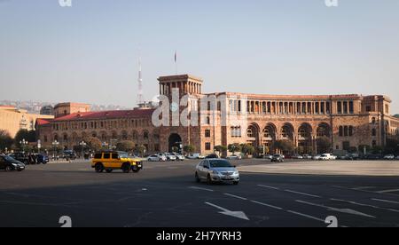 Jerewan, Armenien. 14th. November 2021. Gebäude der Regierung der Republik Armenien auf dem Platz der Republik in der Innenstadt von Jerewan. Quelle: Christian Charisius/dpa/Alamy Live News Stockfoto