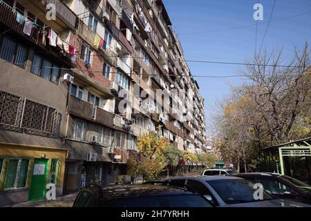 Jerewan, Armenien. 14th. November 2021. Autos parkten vor einem Apartmentgebäude in der Innenstadt. Quelle: Christian Charisius/dpa/Alamy Live News Stockfoto