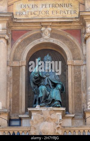 Bologna, Italien. 07th. Juli 2021. Eine Statue von Papst Gregor XIII. Auf der Piazza Maggiore, Bologna Credit: Independent Photo Agency/Alamy Live News Stockfoto